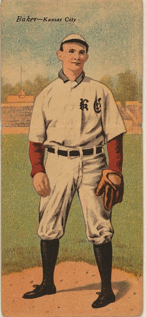 太阳报：英乙球迷在看台上发病，直升机降落在球场里进行急救