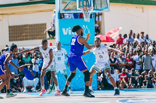 皇马在国家德比后失利，阿隆索面临下课危机，巴萨趁机领跑，西甲争冠形势严峻。