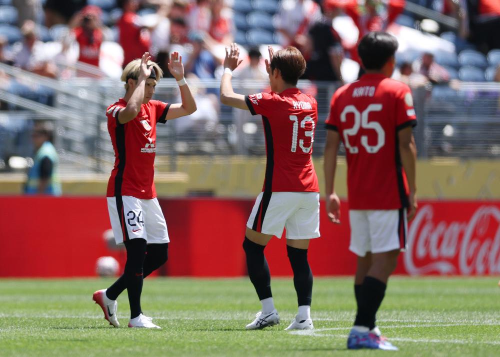 重庆两江新区十联屏打出多个宣传语，庆祝重庆铜梁龙冲超成功