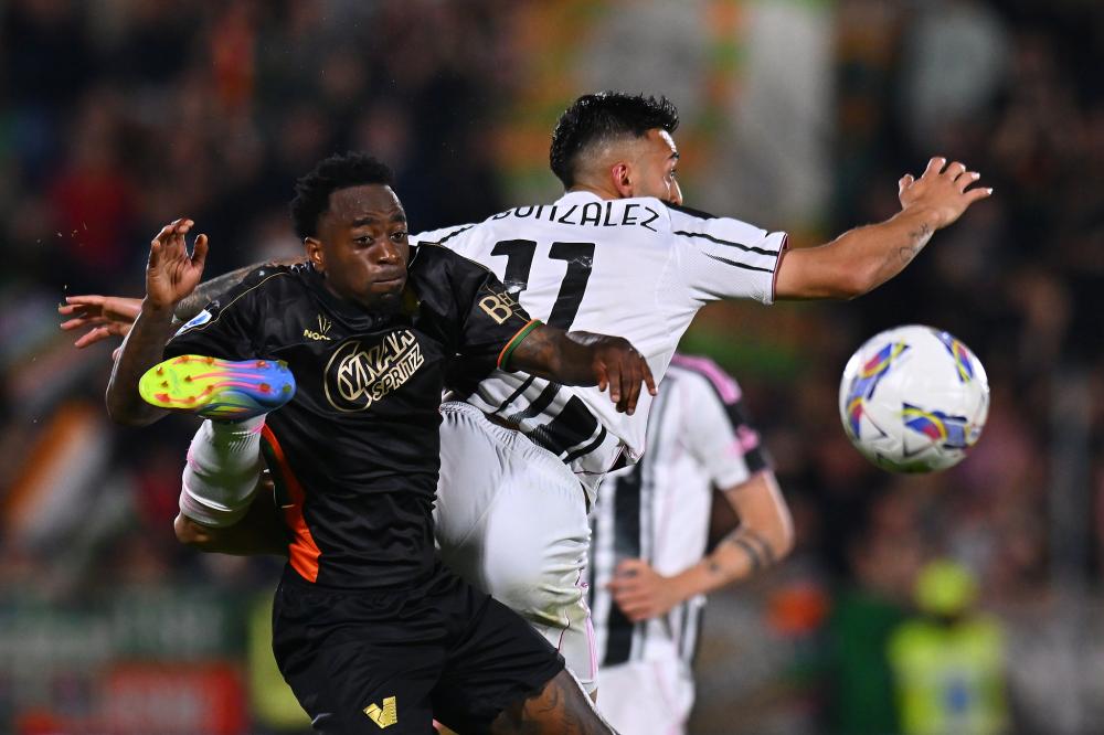 腿软！男子在1800米高空踢球：球场无护栏 致敬C罗 最后跳伞降落